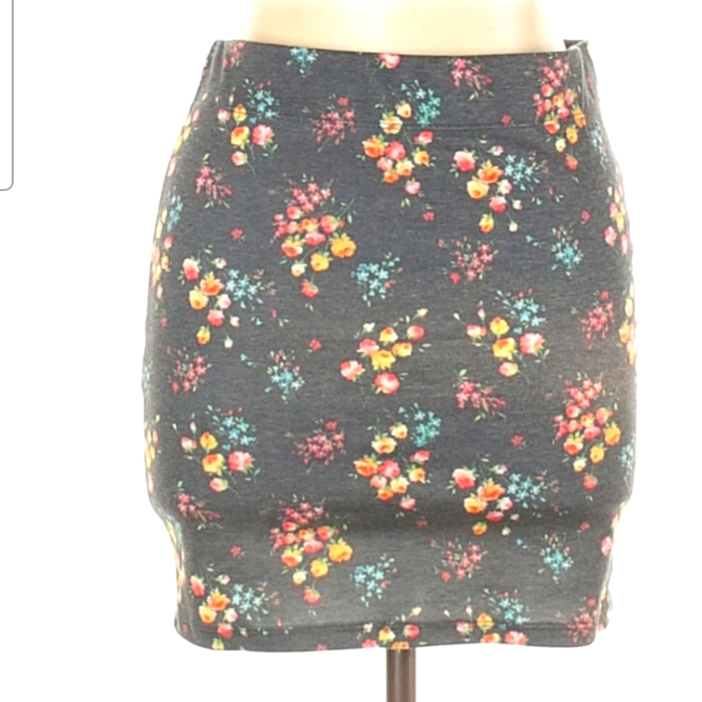 ❤️ 2/$15 Last 1❣️ grey floral print mini skirt